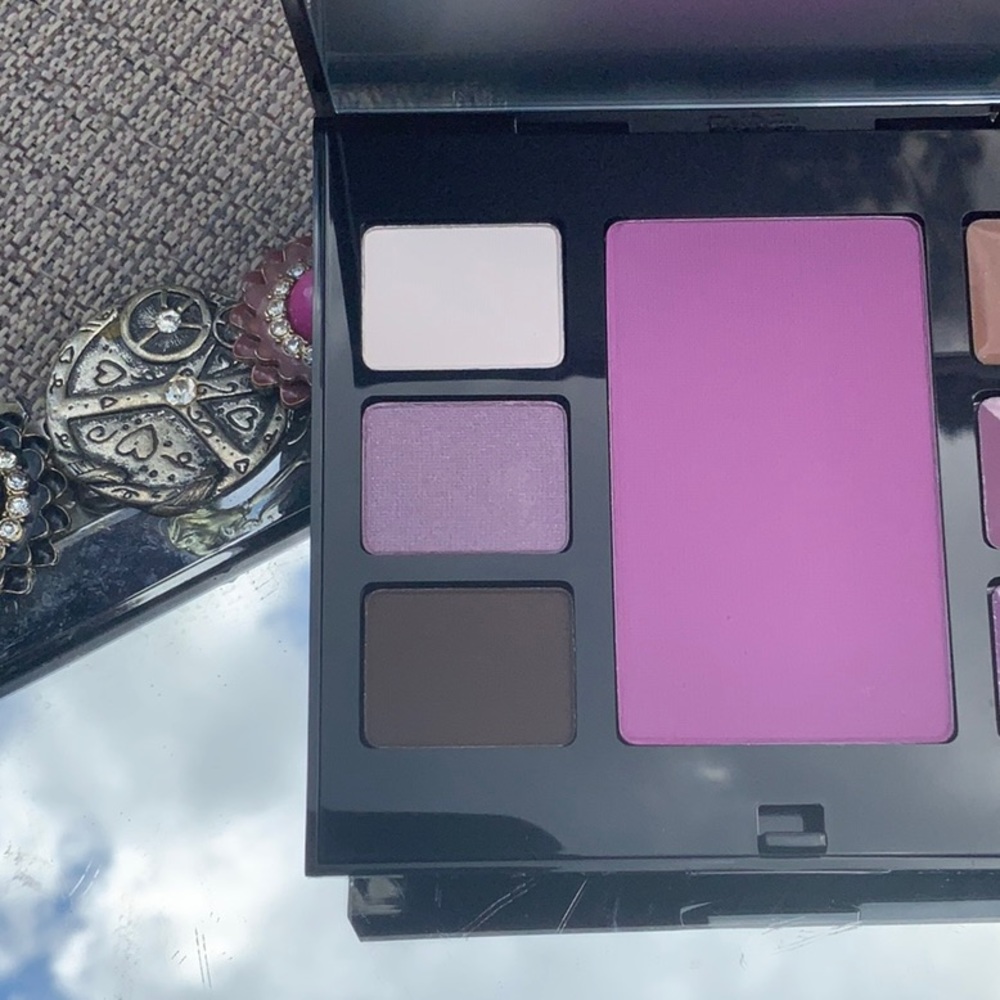 NEW IN BOX, BOBBI BROWN VIOLET FACE PALETTE, 3 EYESHADOW, 3 LIP GLOSS, 1 BLUSH - Picture 4 of 7